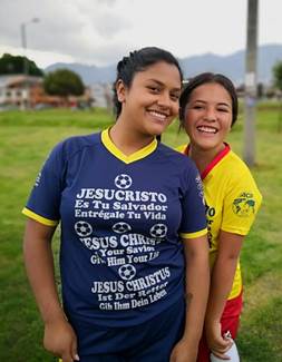 Puede ser una imagen de 3 personas, incluido Mafe Cotrina y personas sonriendo