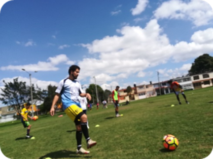 Un grupo de personas jugando ftbol en el pasto

Descripcin generada automticamente